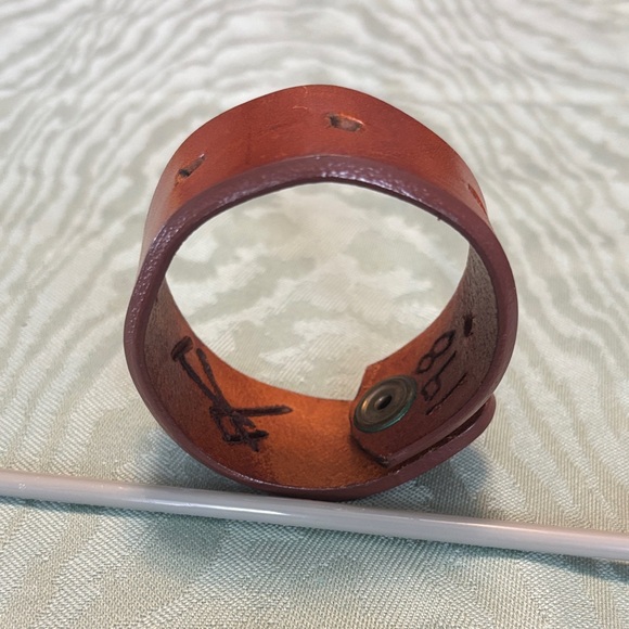 Elegant Brown Leather handmade Cuff. - Picture 5 of 7